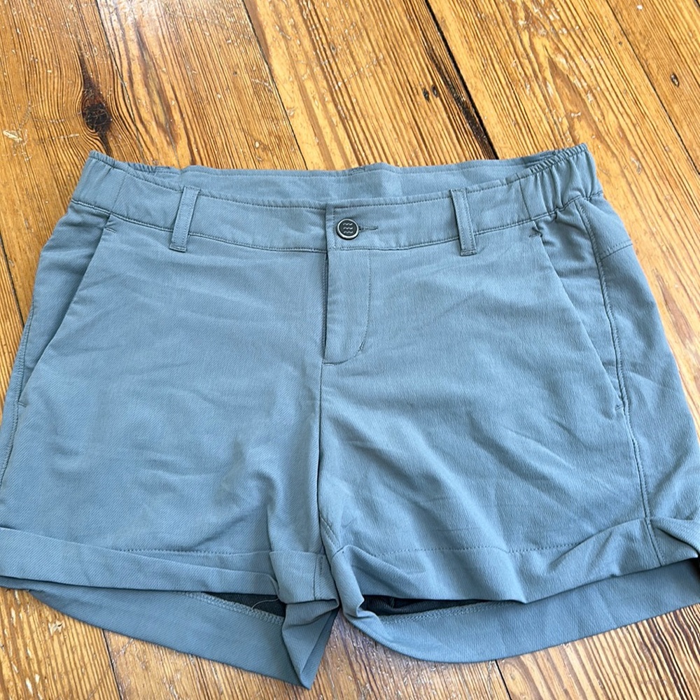 Size medium 3” quick dry mid rise Free Fly shorts
